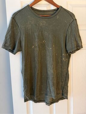 lululemon athletica Men’s Washed Olive Crew Tee